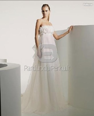 papludimio stiliaus ilga vestuvine suknele