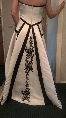 Parduodama atlasinė vestuvinė suknelė