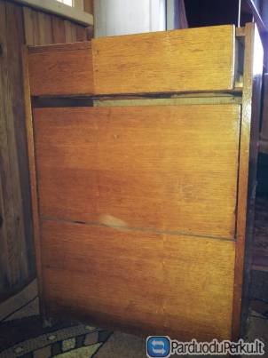 PARDUODAMA VINTAŽINĖ LAKUOTA SPINTELĖ