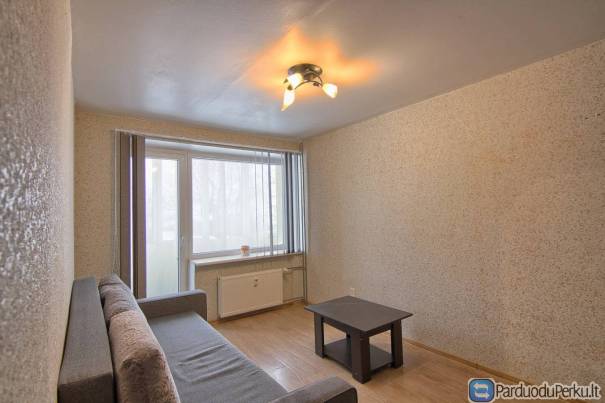 Parduodamas 2-ame aukšte renovuotame name 2-jų kambarių butas