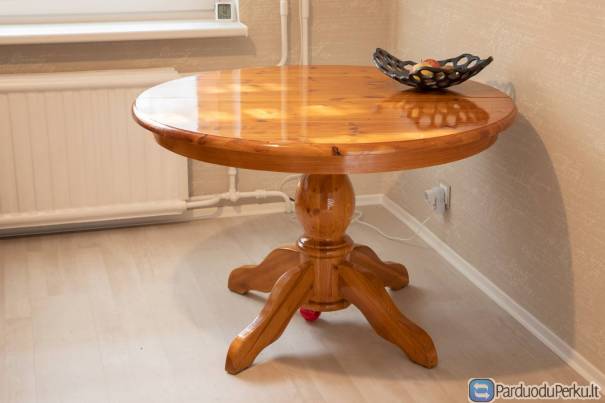 Parduodamas apvalus medinis stalas