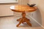 Parduodamas apvalus medinis stalas