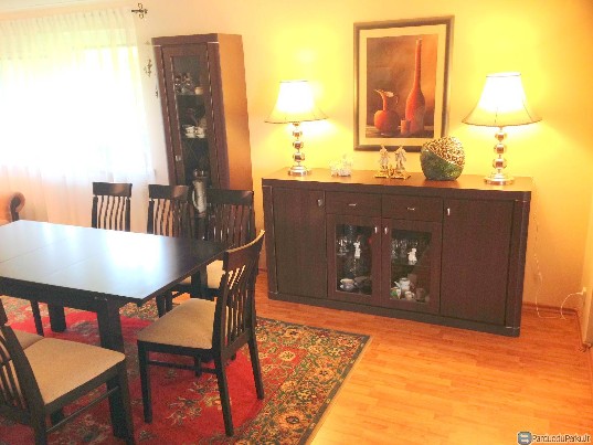 Parduodamas baldų komplektas : 8 kedžių stalas ir 3 komodos.