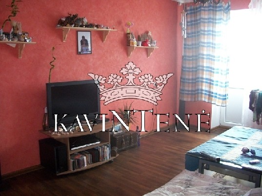 Parduodamas butas Kauno gatvėje.