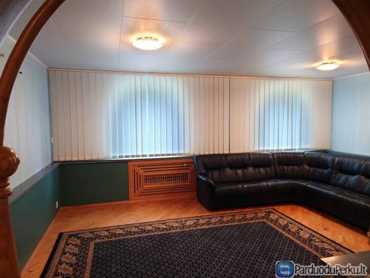 Parduodamas labai erdvus antrame aukšte esantis 3-jų kambarių butas