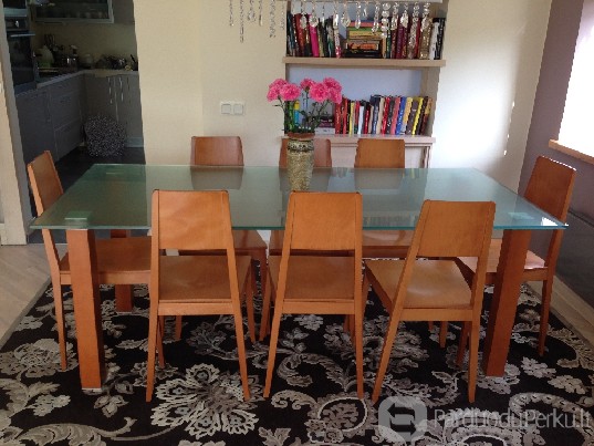 Parduodamas modernus italiskas stiklinis stalas