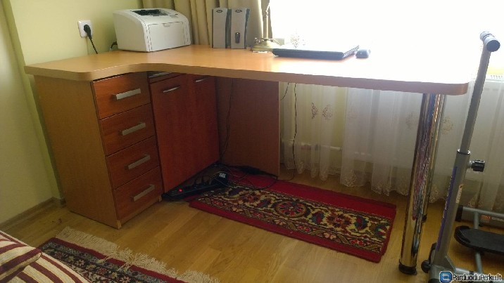 Parduodamas rašomasis stalas su spintelė
