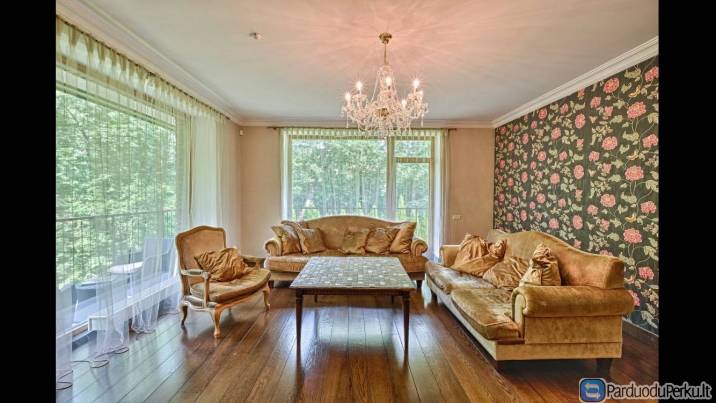 Parduodame Klasikinio Stiliaus Svetainės Baldus