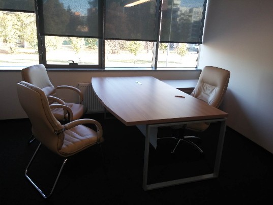 Parduodame už puse kainos puikius biuro baldus