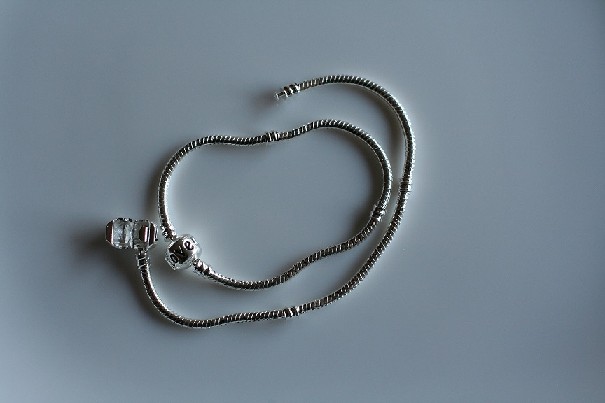 Parduodami grandinėlės ir karoliai