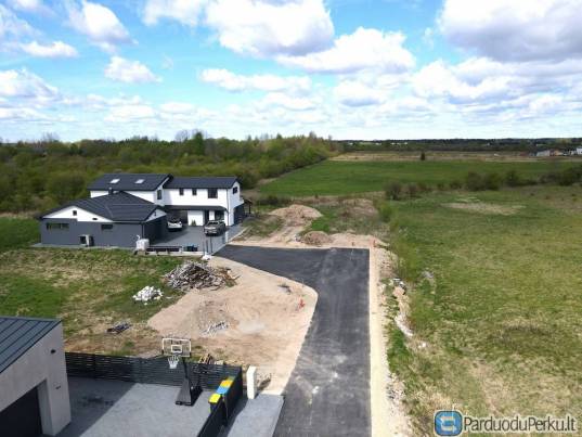 Parduodami labai geroje vietoje su komunikacijomis 2 žemės sklypai