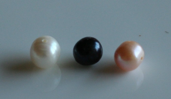 Parduodami  perlai, koralai ir kt..