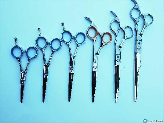 Parduodamos profesionalios kirpimo žirklės.