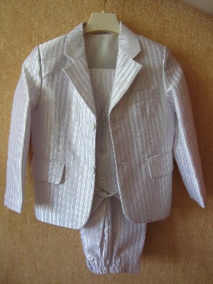 Parduodu 3 daliu balta kostiuma 3-4m.berniukui.