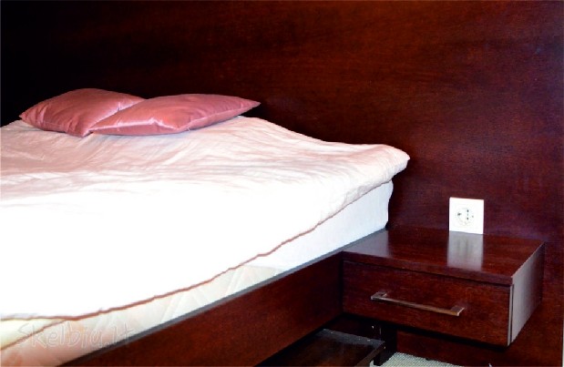 Parduodu dvigulę lovą ir kosmetinį staliuką