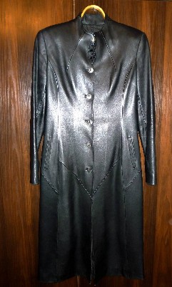 parduodu juodą odinį paltą