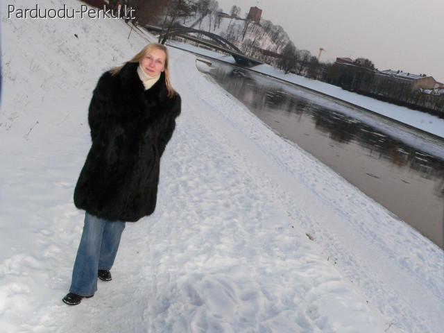 Parduodu juodai dažyto lapės kailio puskailinius