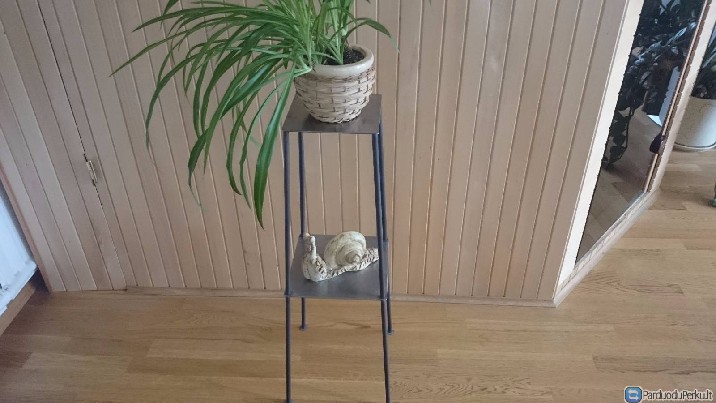 Parduodu metalinius stovus gėlėms, nauji.