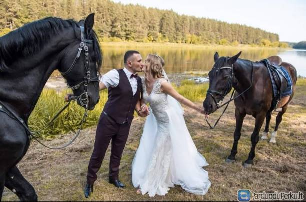 Parduodu modernią vestuvinę suknelę