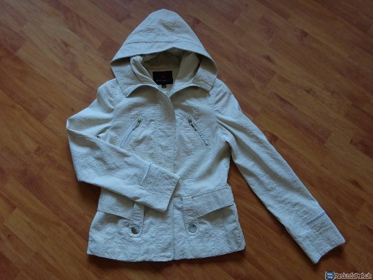 Parduodu moterišką kokybišką mažai dėvėtą striukę!