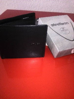 Parduodama nauja "Strellson" odinė piniginė.