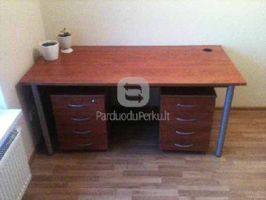 Parduodu rašomajį stalą su dviem spintelėm.