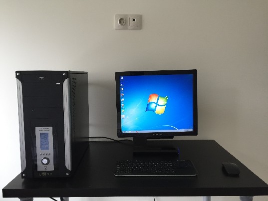 PC + monitorius + 2 klaviaturos + 2 pelės