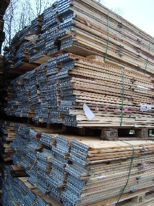 Perku šarnyrinę tarą, medinius padeklų bortus.