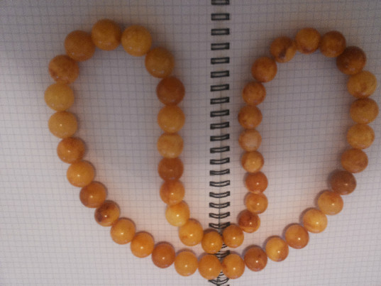 Perku senovinius gintarinius karolius,gintaro gabalus.