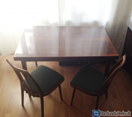 Pietų stalas su kėdėmis