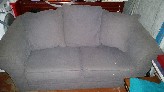 pilka sofa
