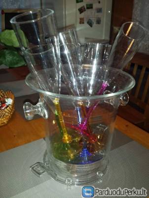 Plastikinės taurės ir šampaninė