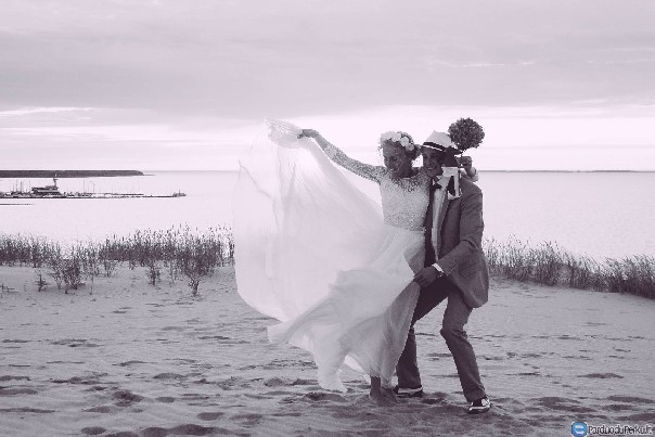 Plazdanti vestuvinė suknelė. 16m gryno šilko