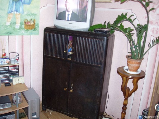 Prieškarinė vokiška radijo aparato saugojimo spinta