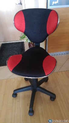 Puikios būklės nenaudota biuro kėdė