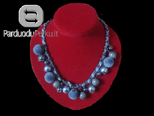 Puošnūs įvairaus dizaino kaklo papuošalai.