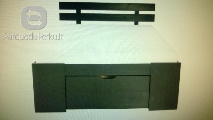 Pušies medžio masyvo lova su stalčiais ir lentynom