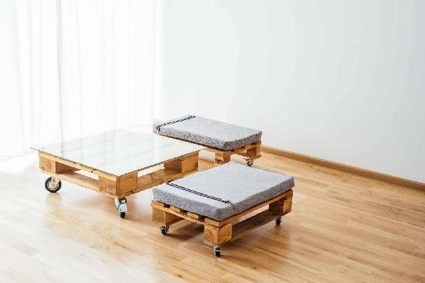 Rankų darbo baldai iš medinių padėklų.