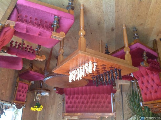 Rankų darbo drožinėti šachmatai ir stalas