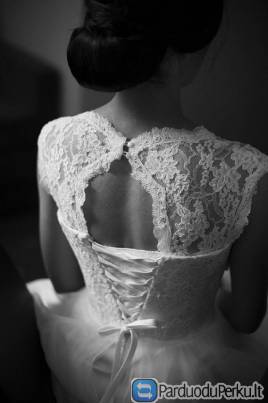 Rankų darbo vestuvinė suknelė