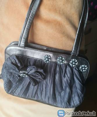 Rankinukas, simpatiškas.