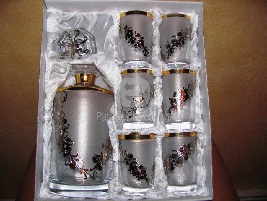 Ranku darbo auksuotos stiklo grafinas ir taureles