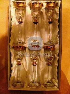 Ranku darbo auksuotos stiklo taures