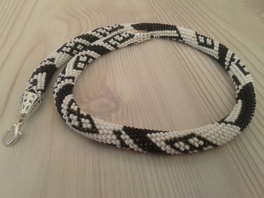 Ranku darbo nertas zgutas.