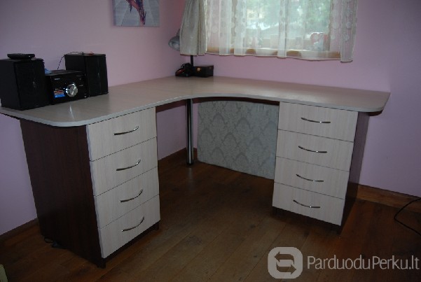 Rašomasis kampinis stalas