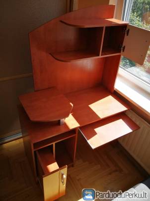 Rašomasis-kompiuterinis stalas.