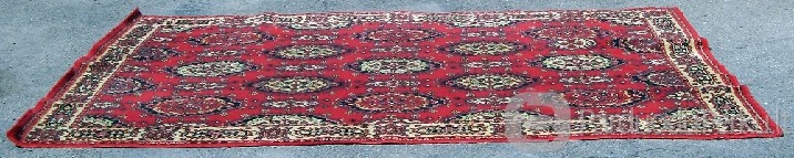 Raudonas margas vilnonis kilimas