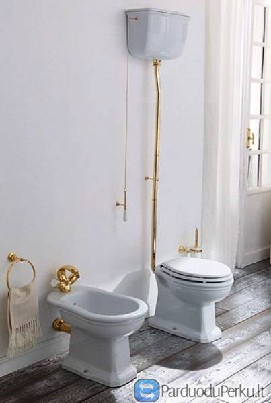 Retro, klasikinis klozetas su aukštai pakeltu bake