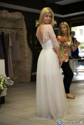 Romantiška lengva, ilga ir trumpa viename vestuvinė suknelė