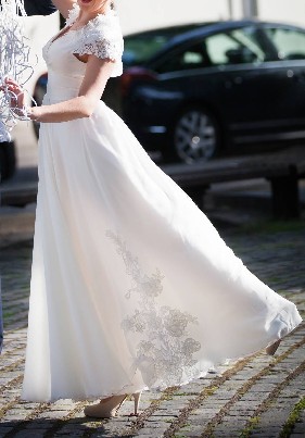 Romantiška, lengvai krintanti vestuvinė suknelė
